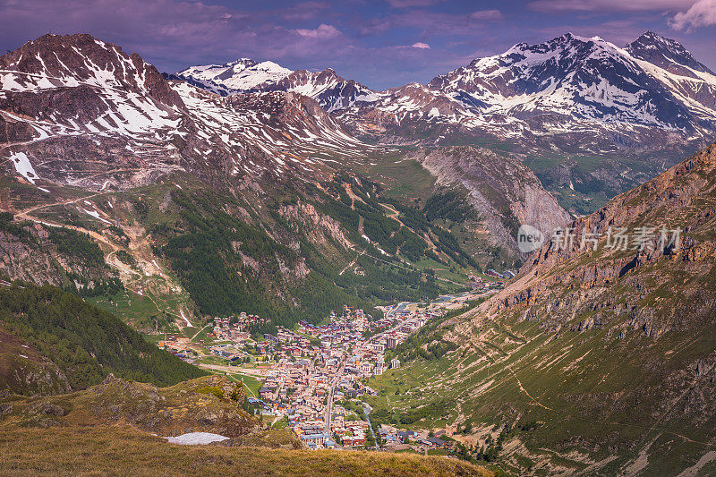 以上Val d'Isère滑雪胜地-田园诗般的高山景观在春天-法国阿尔卑斯山